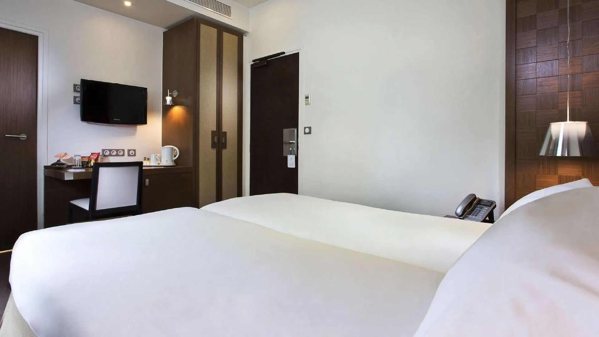***  Hotel Le Colisee Paris France